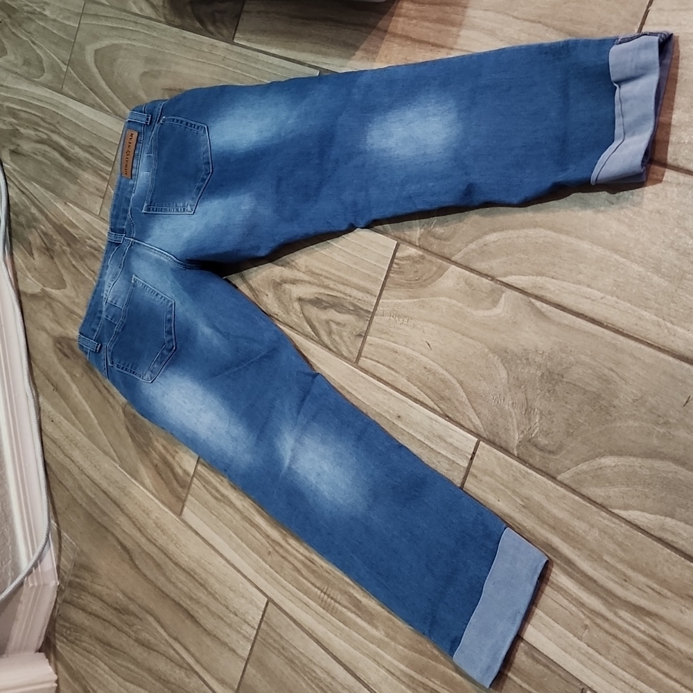 Size 9 lightweight low-rise cuffed jeans